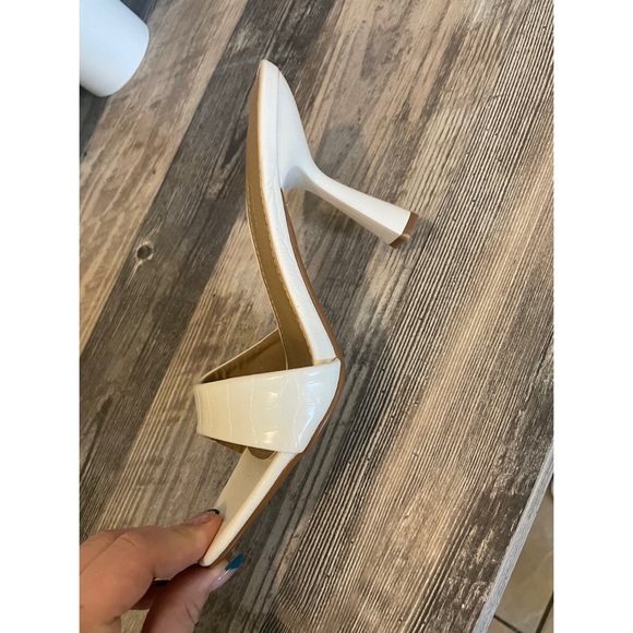 Never worn size 9 white sandal - Picture 2 of 4